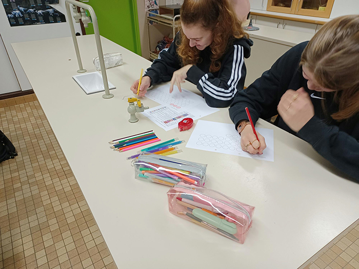 Atheneum Malle skillslab knapt oude meubeltjes op Atheneum Malle skillslab knapt oude meubeltjes op