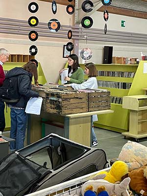 Atheneum Malle bezoek aan kringloopwinkel Brecht