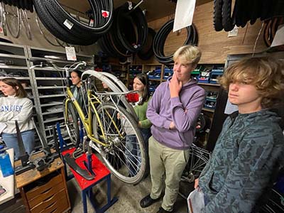 Atheneum Malle bezoek aan kringloopwinkel Brecht