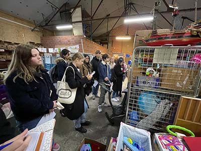 Atheneum Malle bezoek aan kringloopwinkel Brecht