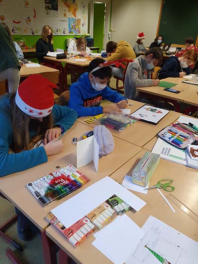 Atheneum Malle Didasco maakt kerstkaartjes met verlichting