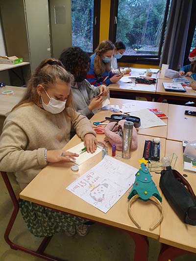 Atheneum Malle Didasco maakt kerstkaartjes met verlichting