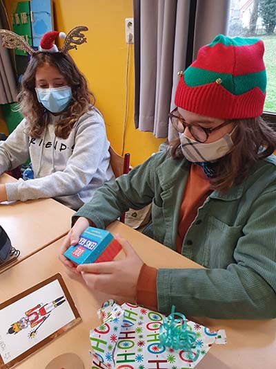 Atheneum Malle Didasco maakt kerstkaartjes met verlichting