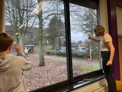 Atheneum Malle vierdejaars pimpen ramen voor kerstmis