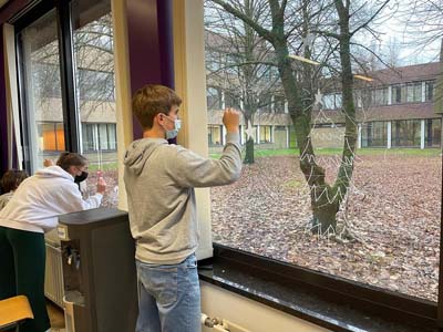 Atheneum Malle vierdejaars pimpen ramen voor kerstmis