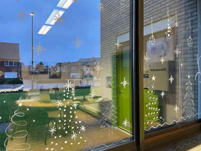 Atheneum Malle vierdejaars pimpen ramen voor kerstmis Atheneum Malle vierdejaars pimpen ramen voor kerstmis