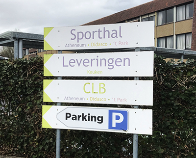 Parkeren aan Atheneum Malle kan op de parking aan de sporthal